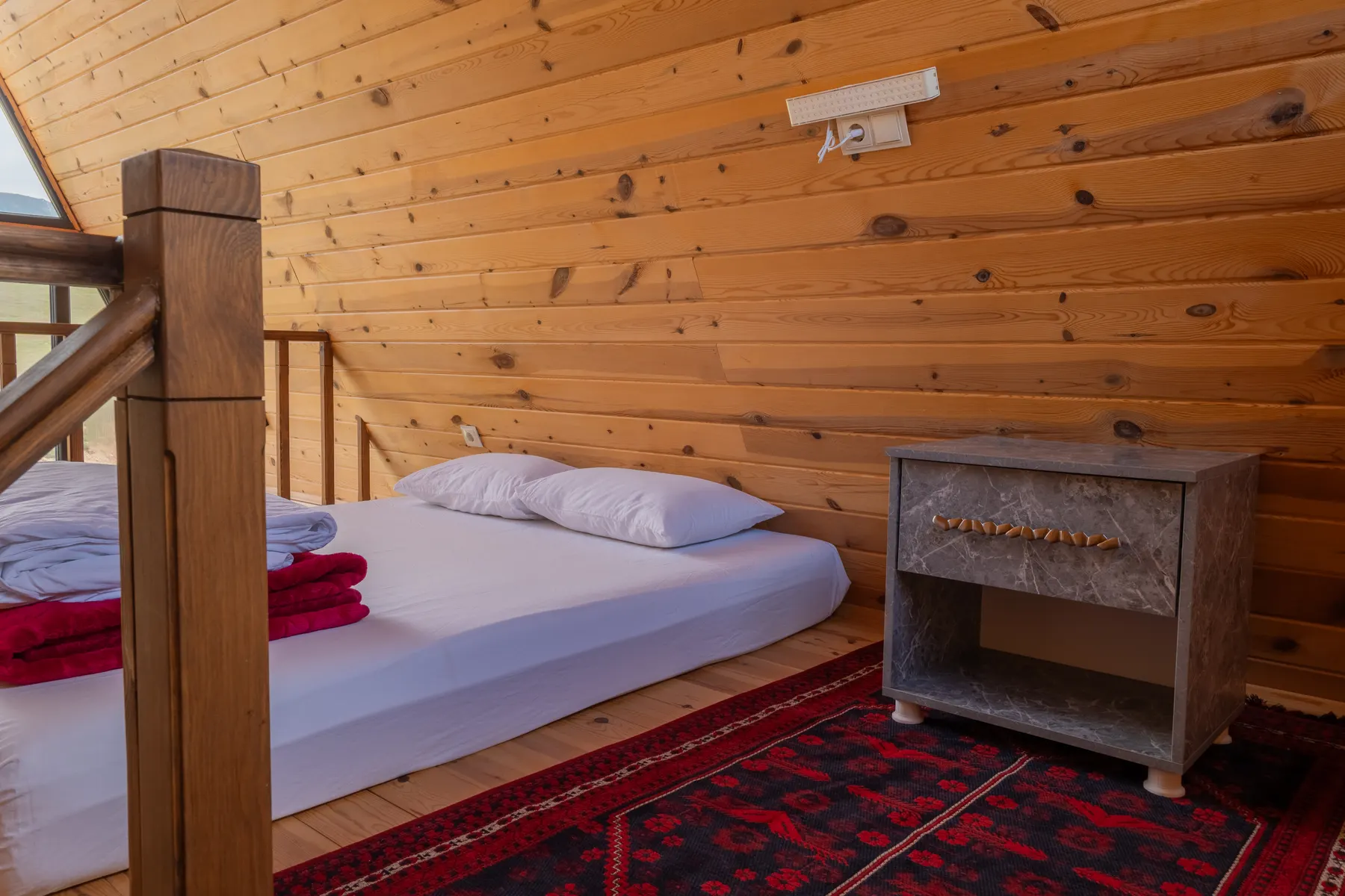 Ahşap loft yatak odası